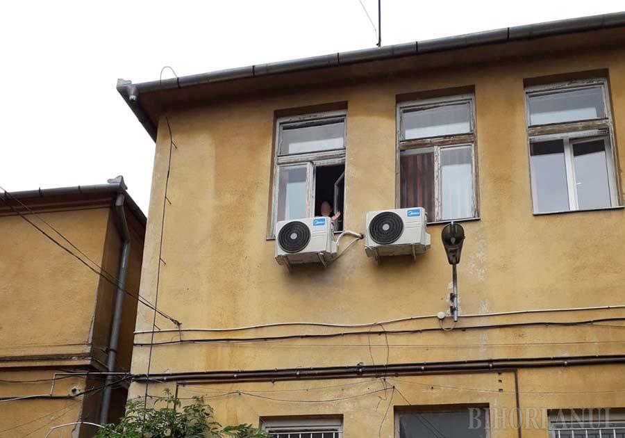 Fetița la geamul spitalului (Sursă foto: ebihoreanul.ro)