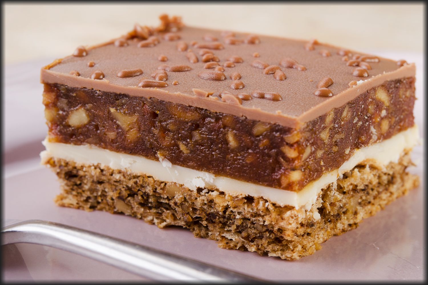 Prăjitura Snickers. Desertul suprem cu ciocolată, caramel dulce și cremă de unt