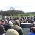 200 de fermieri au rămas tăcuţi în timpul unei licitaţii pentru ca un tânăr să poată răscumpăra ferma familiei sale