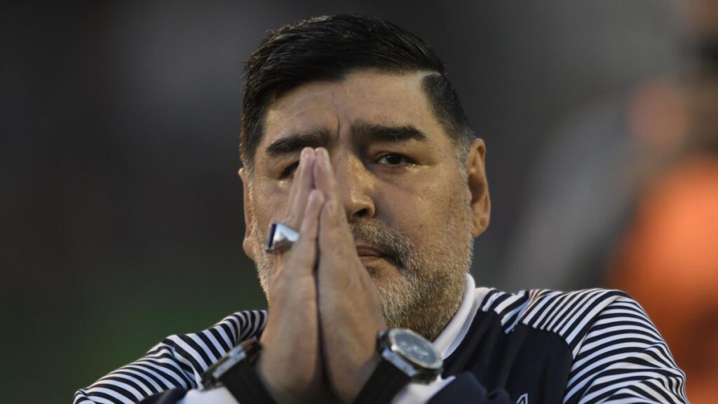 a murit maradona