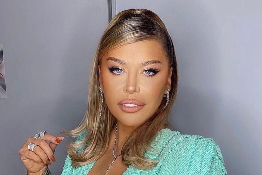 decolteu loredana groza