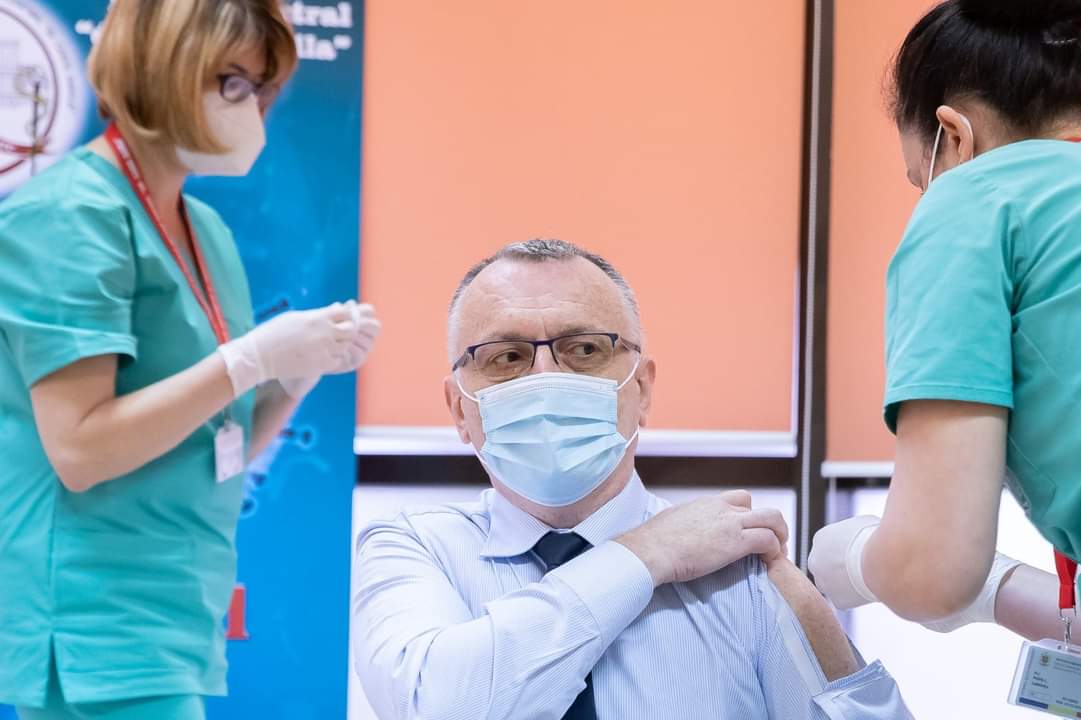 Ministrul Educației explică de ce a purtat cămașă "cu fereastră" la vaccinare