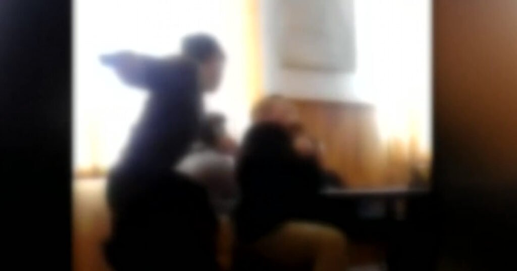 Copil de 13 ani, bătut până la leșin de trei colegi. Imagini tulburătoare | VIDEO