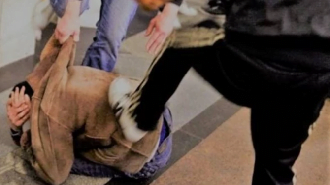 Copil de 13 ani, bătut până la leșin de trei colegi. Imagini tulburătoare | VIDEO