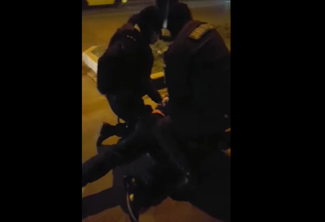 Bătrân culcat la pământ și încătușat pentru că nu purta mască | VIDEO