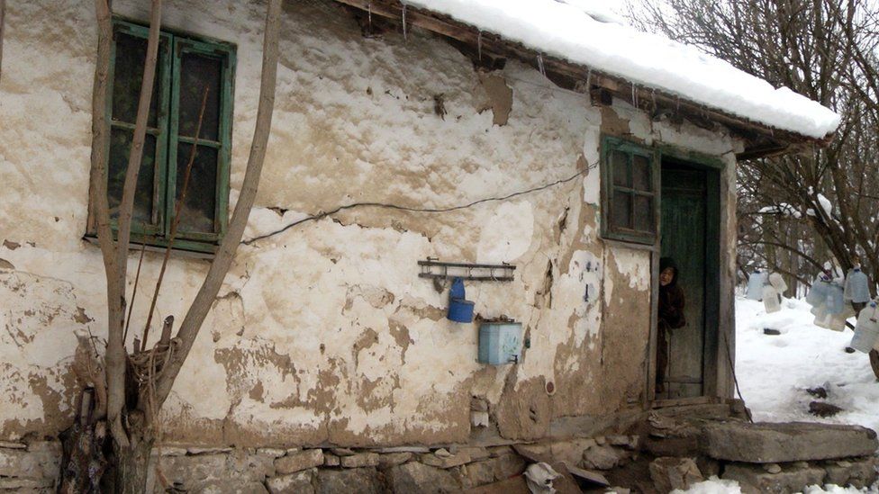 Locuia într-o colibă sărăcăcioasă din munți, fără să știe că este milionară! 