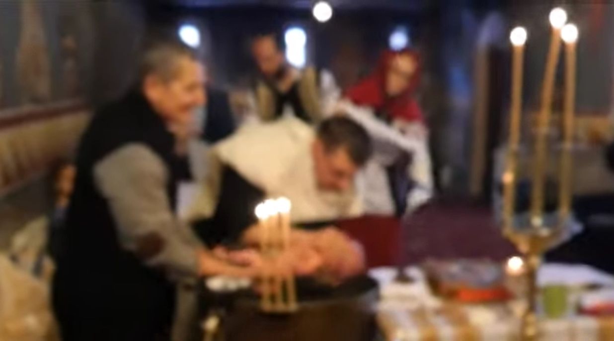 Imagini de la botezul bebelușului mort din Suceava | VIDEO