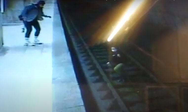 O fată de 15 ani s-a aruncat în fața metroului, dar a fost salvată în ultima clipă