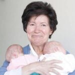 O femeie de 64 de ani a născut gemeni, dar statul i-a luat copiii