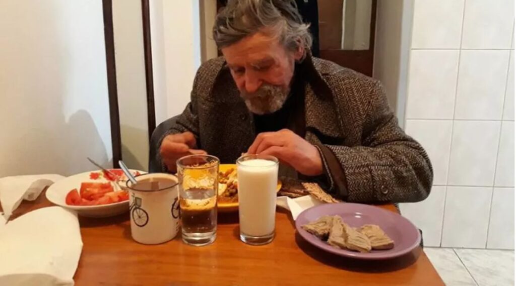 O tânără a întâlnit un sărman pe stradă și l-a luat acasă. Uluitor ce s-a întâmplat apoi!