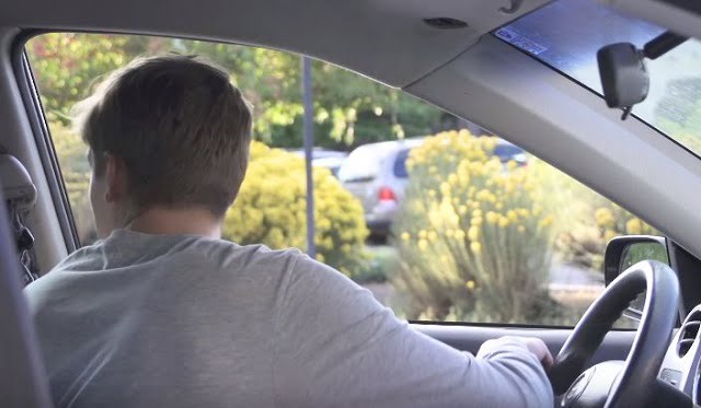 De ce deschid olandezii ușa de la mașină cu mâna dreaptă? Vei face și tu asta! 