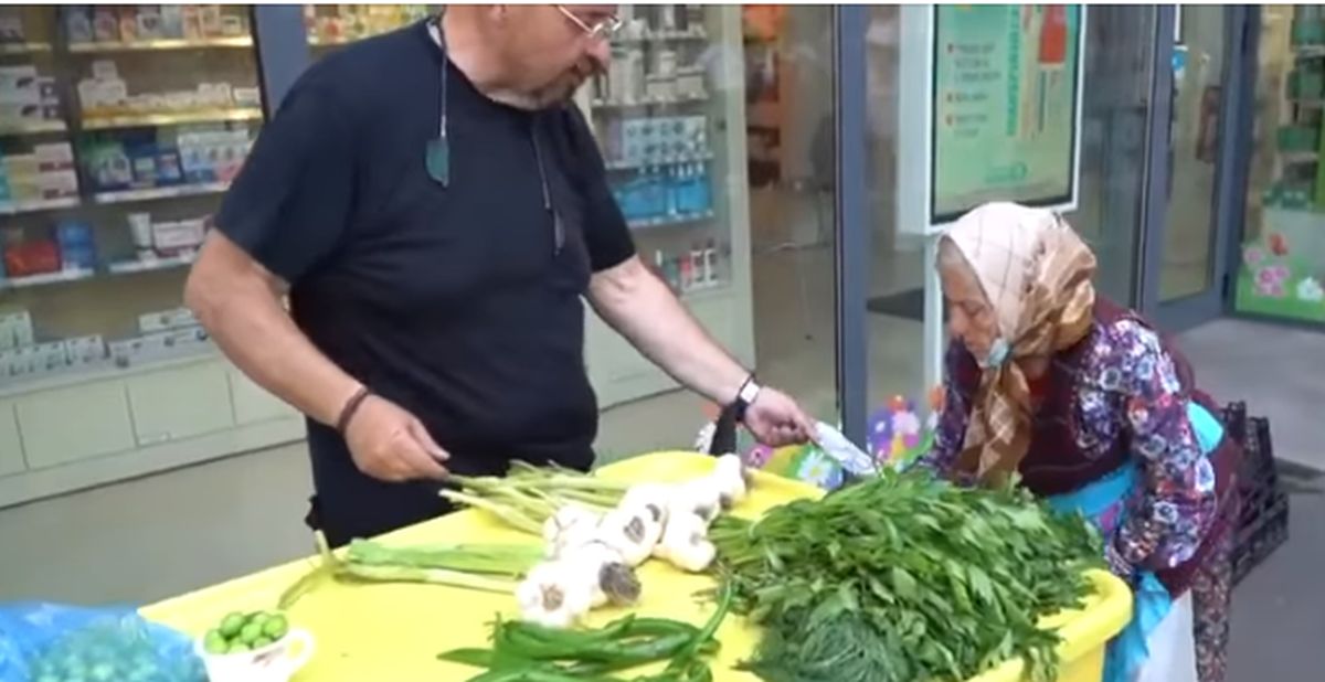 Gest impresionant făcut de Piedone pentru o bătrână care vindea zarzavaturi pe stradă