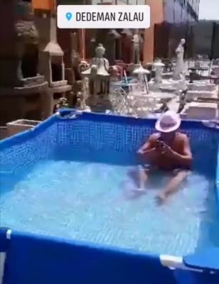 A făcut baie în piscina dintr-un magazin. Imagini savuroase!