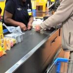 Ce a făcut o casieriță când un bătrân a vrut să plătească cu un pumn de mărunțiș