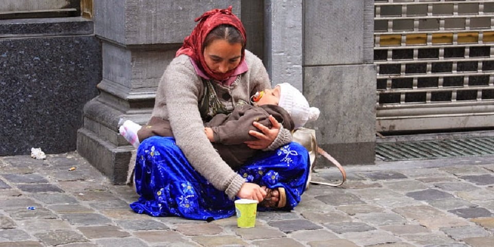 Copii trimiși la cerșit de mama lor. Detalii cutremurătoare