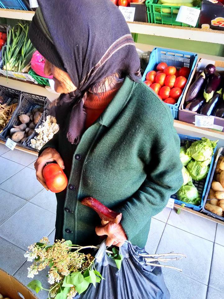 Bătrânica de la aprozar a înduioșat o țară întreagă: "Ne mor bătrânii și mor tânjind la o salată"