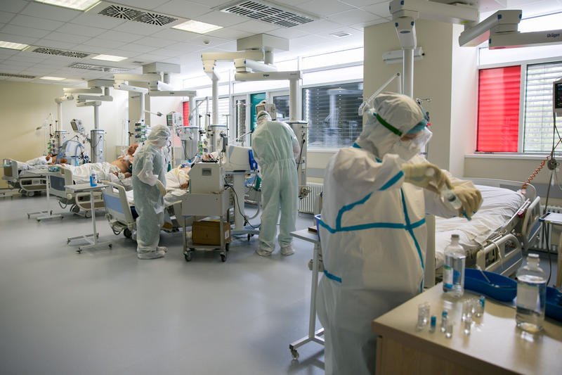 Propunerea unui deputat USR pentru persoanele nevaccinate a stârnit un val de controverse. Emanuel Ungureanu susține că cei care ajung în spital infectați cu COVID ar trebui să plătească.