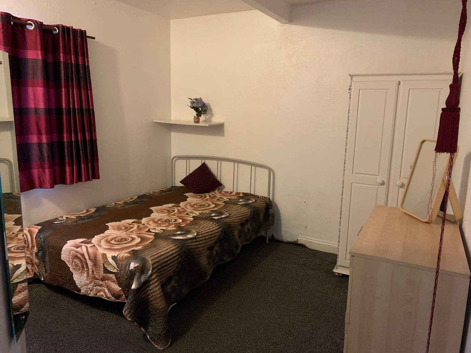 Prețul ireal cu care se închiriază această cameră, în Anglia: "Voi sunteți normali la cap?"