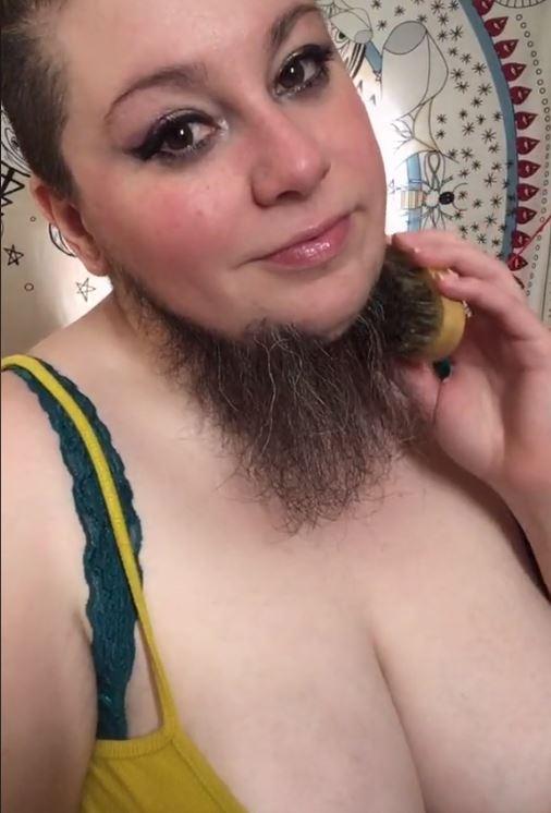 Femeia cu barbă de pe TikTok. Oamenii o arată cu degetul, iar ea câștigă o avere din asta