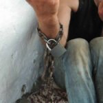 Un bunic și-a legat nepotul cu lanțul pentru a-l pedepsi. Băiatul a reușit să sune la 112