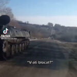 Conversație ireală între un ucrainean, aflat în mașină, și soldații ruși dintr-un tanc