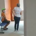 O femeie și-a legat soțul cu o frânghie și l-a dus să se vaccineze | VIRAL