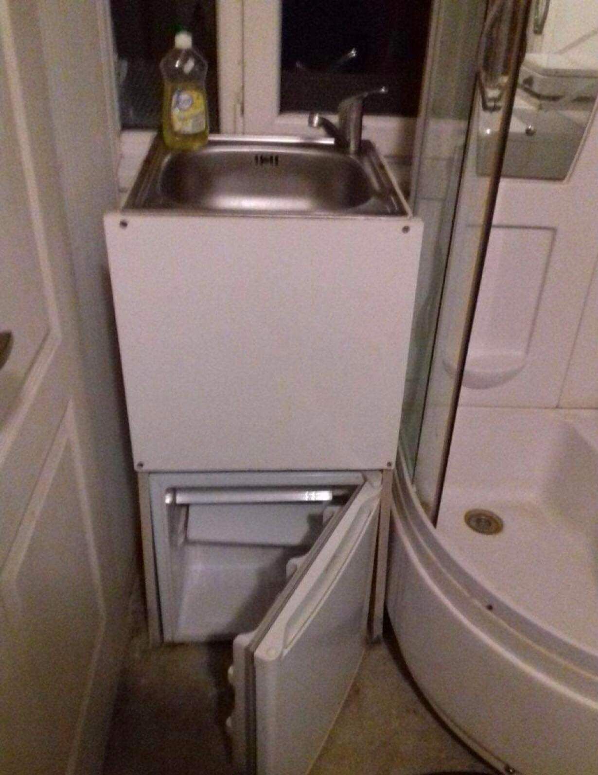 O garsonieră cu chiuveta deasupra toaletei își caută chiriaș. Prețul cerut de proprietar