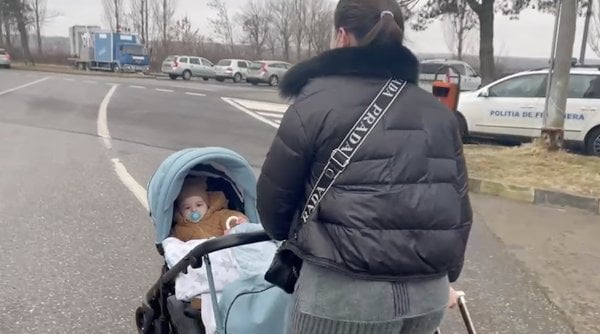 Mama din Ucraina care a trecut granița pe jos, cu copilul în cărucior și un bagaj: "Mi-am lăsat familia, mi-am lăsat totul acolo"