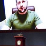 Ce înseamnă, de fapt, semnul de pe tricoul lui Zelenski. Mulți credeau că este un simbol nazist