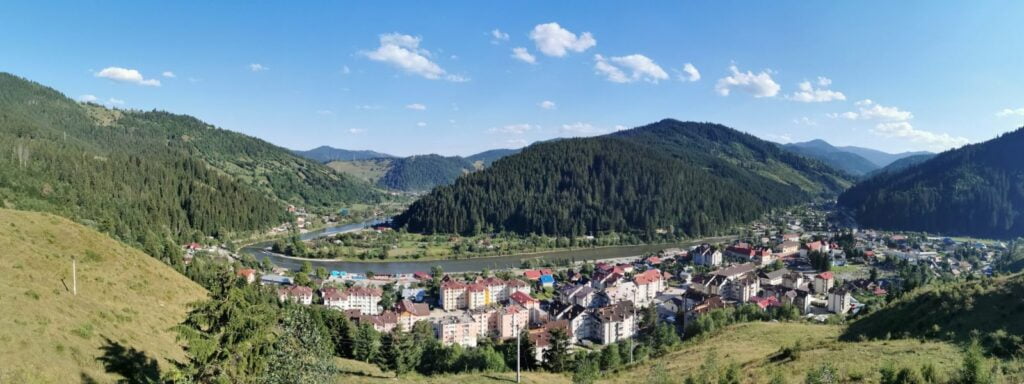 Orașul cu cea mai mare suprafață din România. Are mai puțin de 6.000 de locuitori