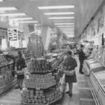 Va mai amintiti? Ce mâncau românii pe vremea lui Ceauşescu: o jumătate de pâine pe zi, un litru de ulei, un kilogram de zahăr pe lună şi pui de mărimea porumbeilor