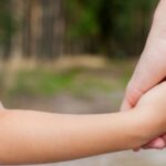 Ce salariu are un asistent maternal. Câți bani primește lunar