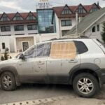 Mașina unor ucraineni care au ajuns în România, ciuruită de gloanțe