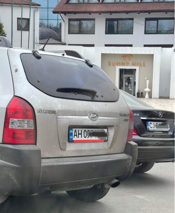 Mașina unor ucraineni care au ajuns în România, ciuruită de gloanțe