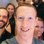 Fotografia postată de Zuckerberg care îți dă fiori: ”Extraterestru? Robot? Reptilian?”