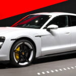 Bancul zilei. Un om s-a angajat ca spălător de geamuri la un magazin şi, în timp ce îşi făcea meseria, trece un Porsche pe lângă el.