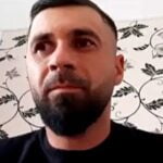 Bărbatul din imagine, pe nume Cătălin, şi-a lăsat soţia să plece la muncă cinstită în străinătate, iar el a rămas să îşi crească băieţelul