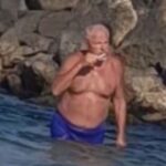 Bărbat filmat cum se spală pe dinți direct în mare. Imagini virale