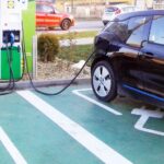 Un șofer cu mașină electrică rupe tăcerea: "Care v-ați vândut deja fosilele, cumpărați repede alta că vor costa dublu"