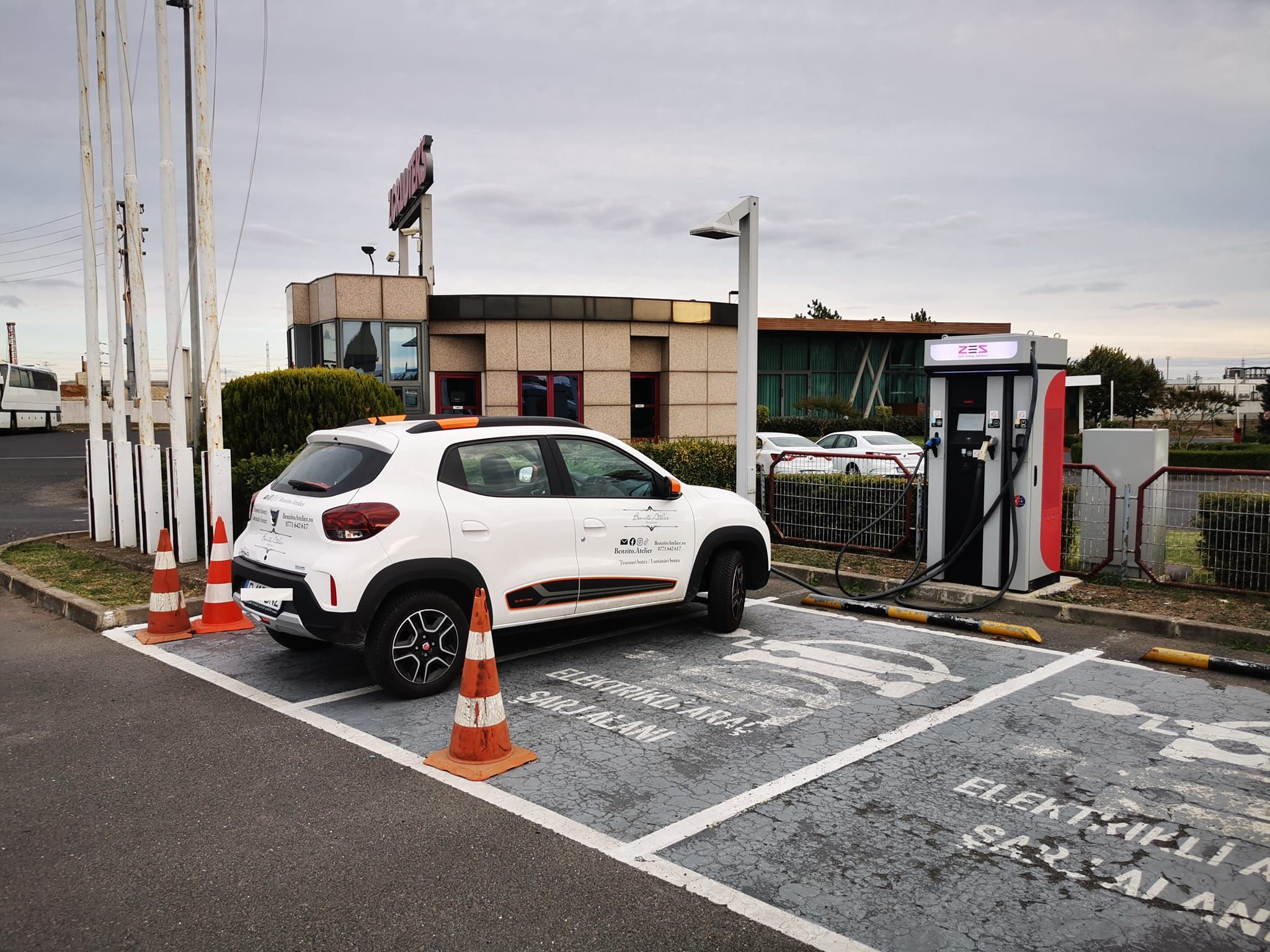 Un șofer cu mașină electrică rupe tăcerea: "Care v-ați vândut deja fosilele, cumpărați repede alta că vor costa dublu"