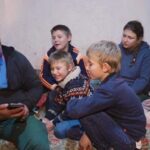 Rămas fără un picior, un tată din Călărași face zilnic naveta, să-și crească cei 6 copii