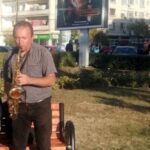 Povestea tulburătoare a lui Florin, profesorul din Ploiești care a ajuns să cânte în parcuri: „Așa îmi câștig existența acum”