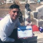 Un tânăr a mers la mormântul mamei lui cu diploma în brațe: "Am absolvit, mamă". Ce s-a întâmplat după ce acesta s-a apropiat de mormantul ei! A încremenit