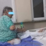 O bunică de 84 de ani, cu un picior abia amputat, umilită de infirmierele de la Spitalul Craiova: ”Nu suntem plătite să vă cărăm în spate”