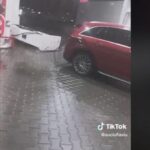 O șoferiță cu un Mercedes a plecat din benzinărie cu tot cu pompa de alimentare! Incidentul s-a petrecut la o benzinărie din Ploiești