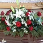 Un primar dintr-o comună din Hunedoara a venit cu o propunere inedită: bani în plic la înmormântări în loc de coroane de flori