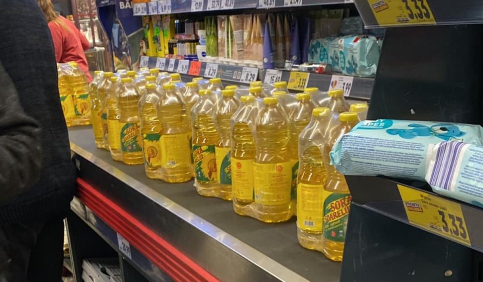 Cozi uriașe la un supermarket din București. Oamenii s-au călcat în picioare pentru alimente ieftine. Cu cât s-a vândut uleiul
