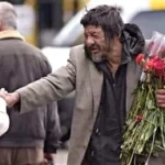 Gestul copleșitor făcut de un om al străzii din București. A împărțit flori la doamne și domnișoare, chiar dacă nici nu are ce mânca – unii l-au acuzat că le-a furat din cimitire