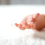 Un băieţel de 2 ani a murit de foame în casă, lângă tatăl său care decedase în urmă cu doar câteva zile. Plânsetele copilului nu au fost auzite de nimeni