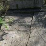 Privește! Așa arată mormântul unui român uriaș, o minte luminată! Crăpat, într-un fund de alee, spre parcare! VICTOR BABEȘ, părintele a 50 de microorganisme!